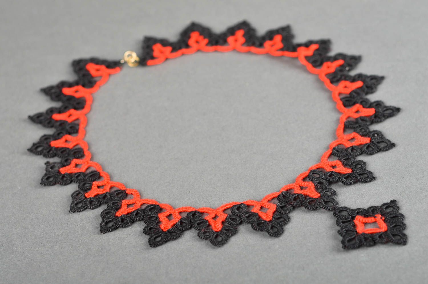 Collier textile en fils Bijou fait main design noir rouge Accessoire femme photo 3