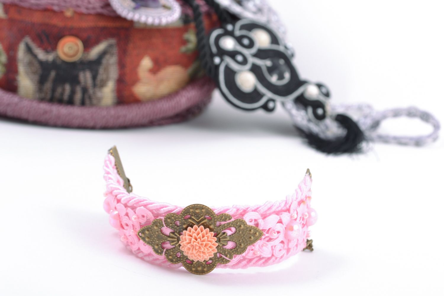 Bracelet en textile rose avec boucle métallique et perles fantaisie fait main photo 1