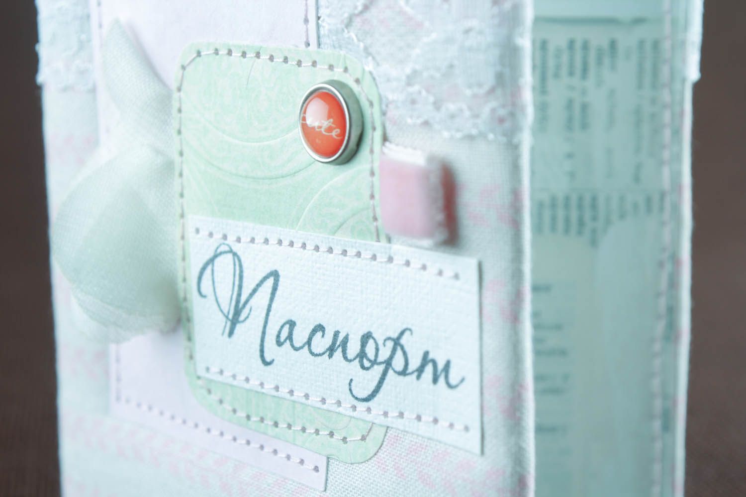Capa para passaporte feito à mão de tecido em técncica de scrapbooking decorada com elementos decorativos foto 4
