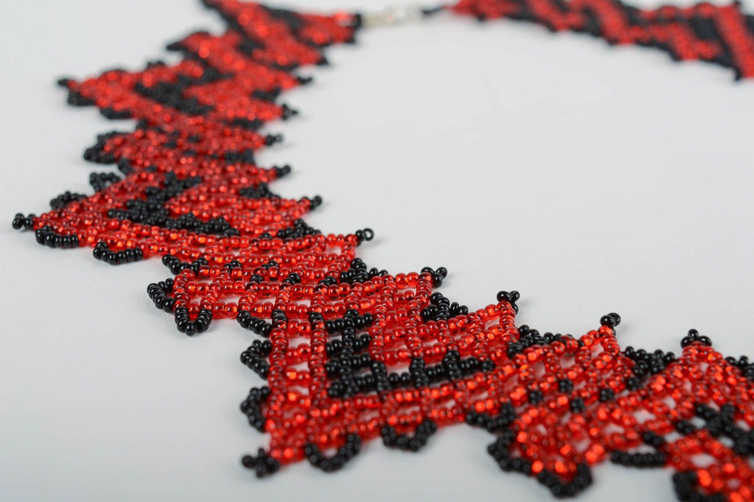 Collier rouge noir Bijou fait main Cadeau femme tissé en perles de rocaille photo 2