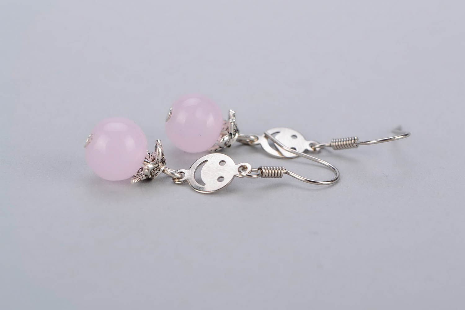 Boucles d'oreilles avec quartz rose Boules avec sourires photo 3