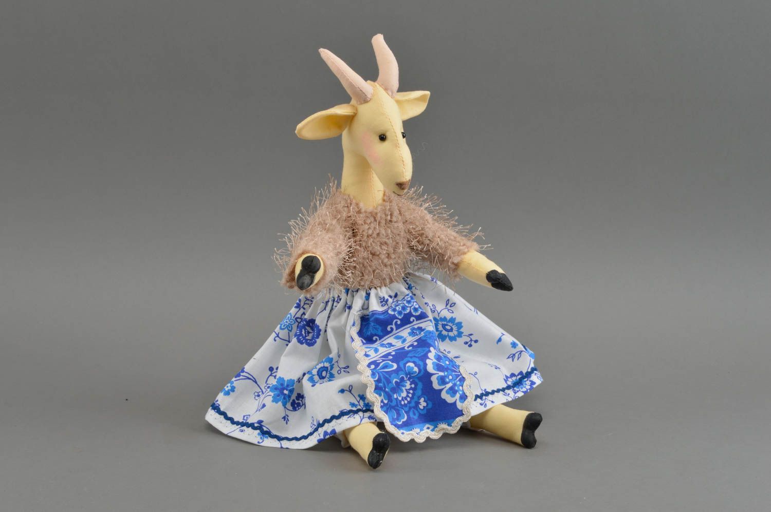 Handgemachtes kuscheliges Spielzeug aus Stoff Ziege im Kleid Geschenk für Kind foto 2