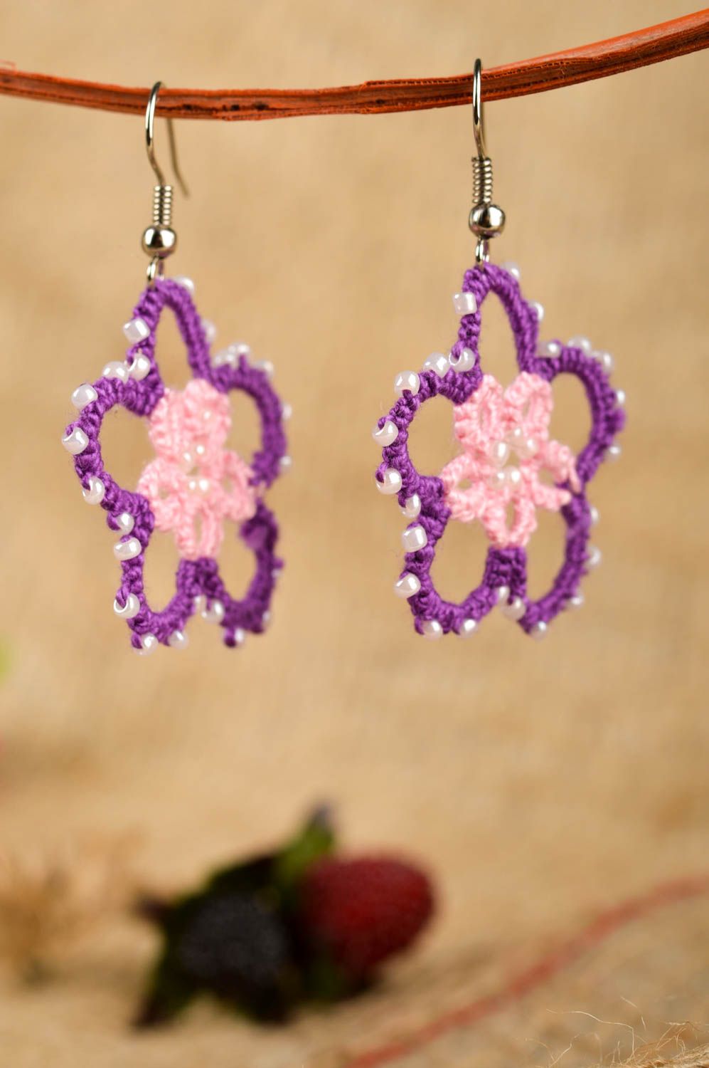 Boucles d'oreilles fait main Bijoux frivolité ajouré fleur violet Cadeau femme photo 1