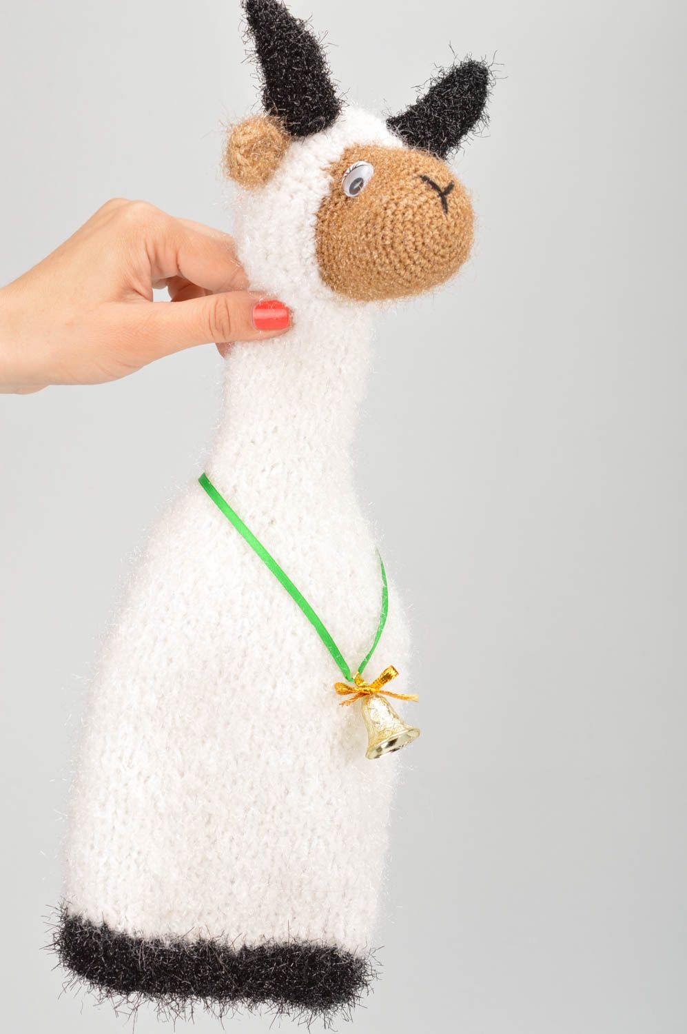 Déco pour bouteille en forme de chèvre tricotée au crochet blanche faite main  photo 3