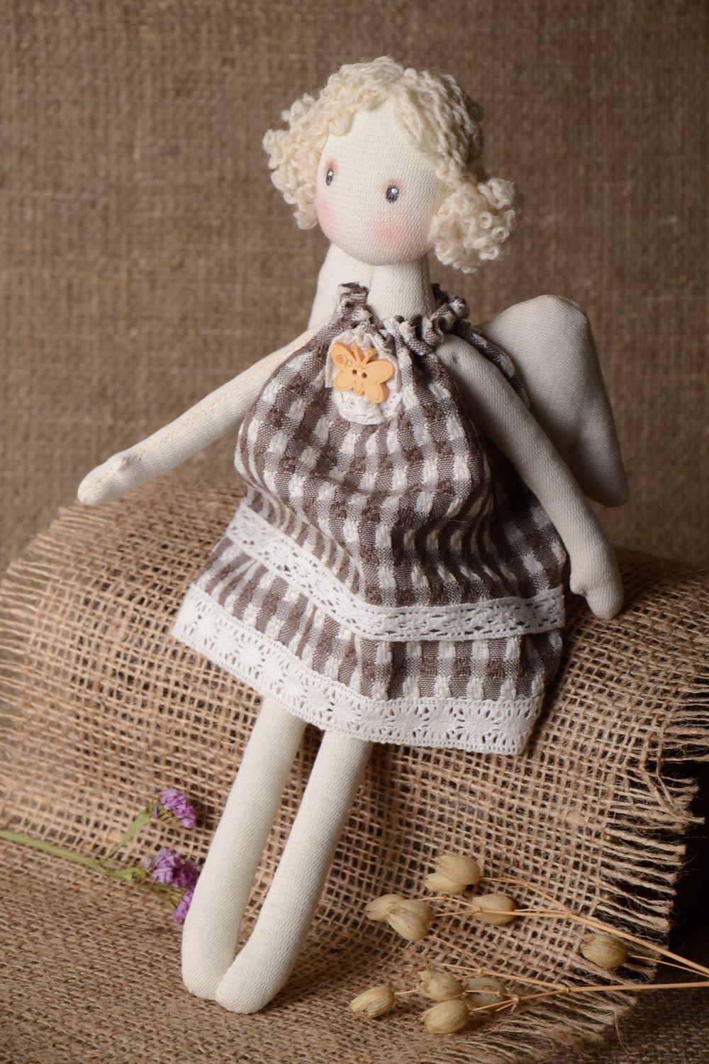 Handmade schöne Puppe Engel im karierten Kleid Designer Puppe Stoff Spielzeug  foto 1