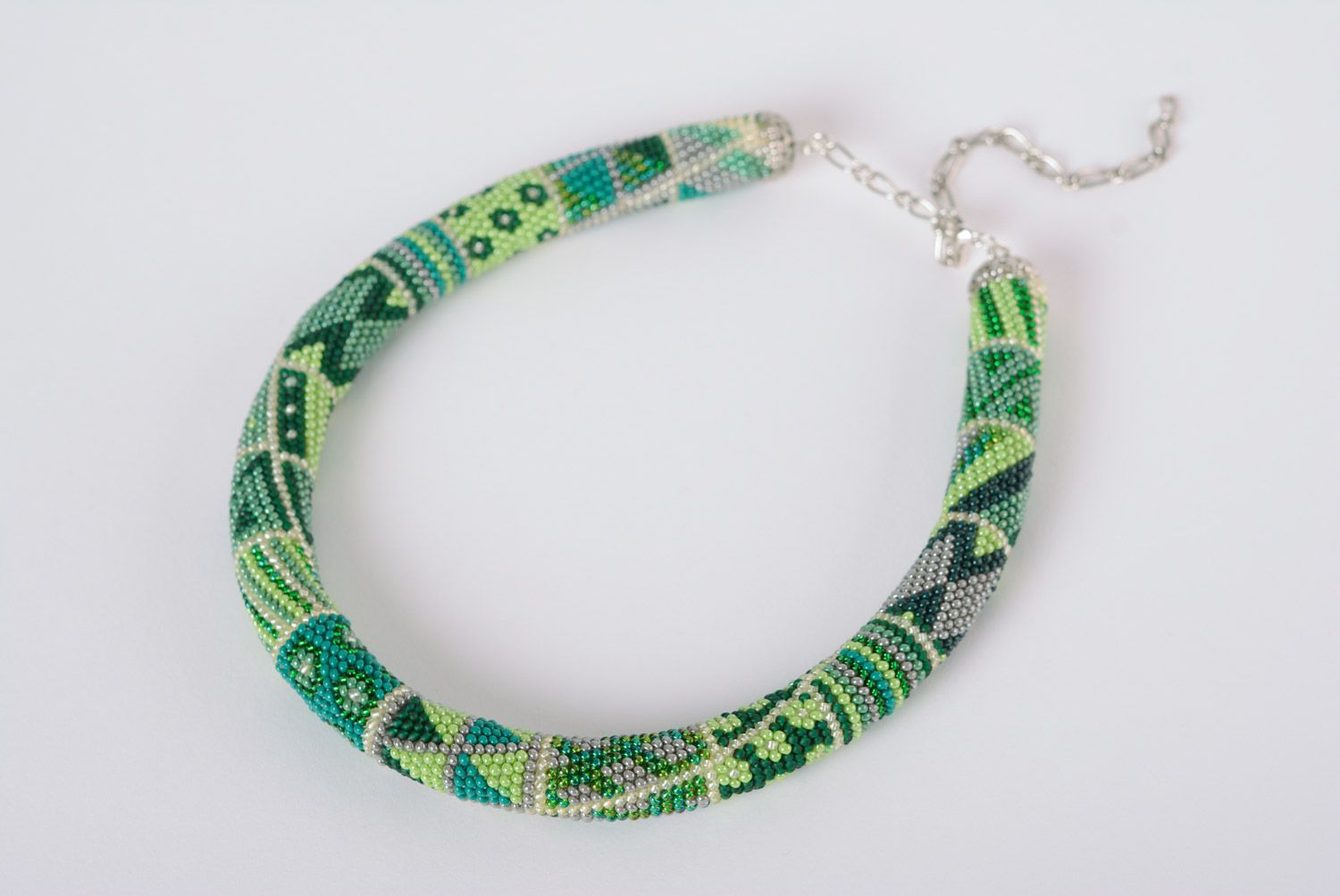Collier spirale en perles de rocaille ornementé fait main vert photo 3