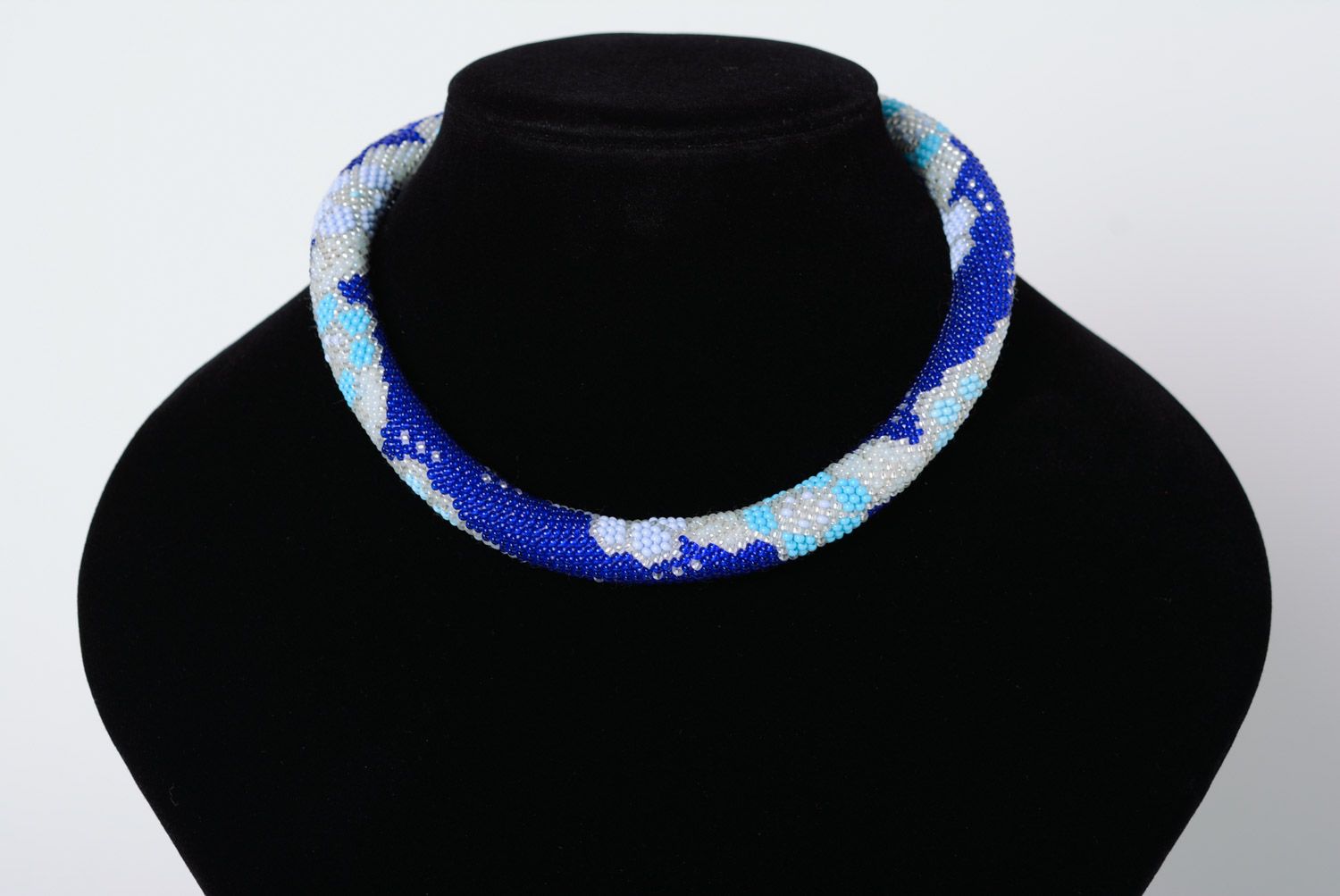 Collier Litze aus Glasperlen mit blauem Muster künstlerisch handmade modisch foto 1