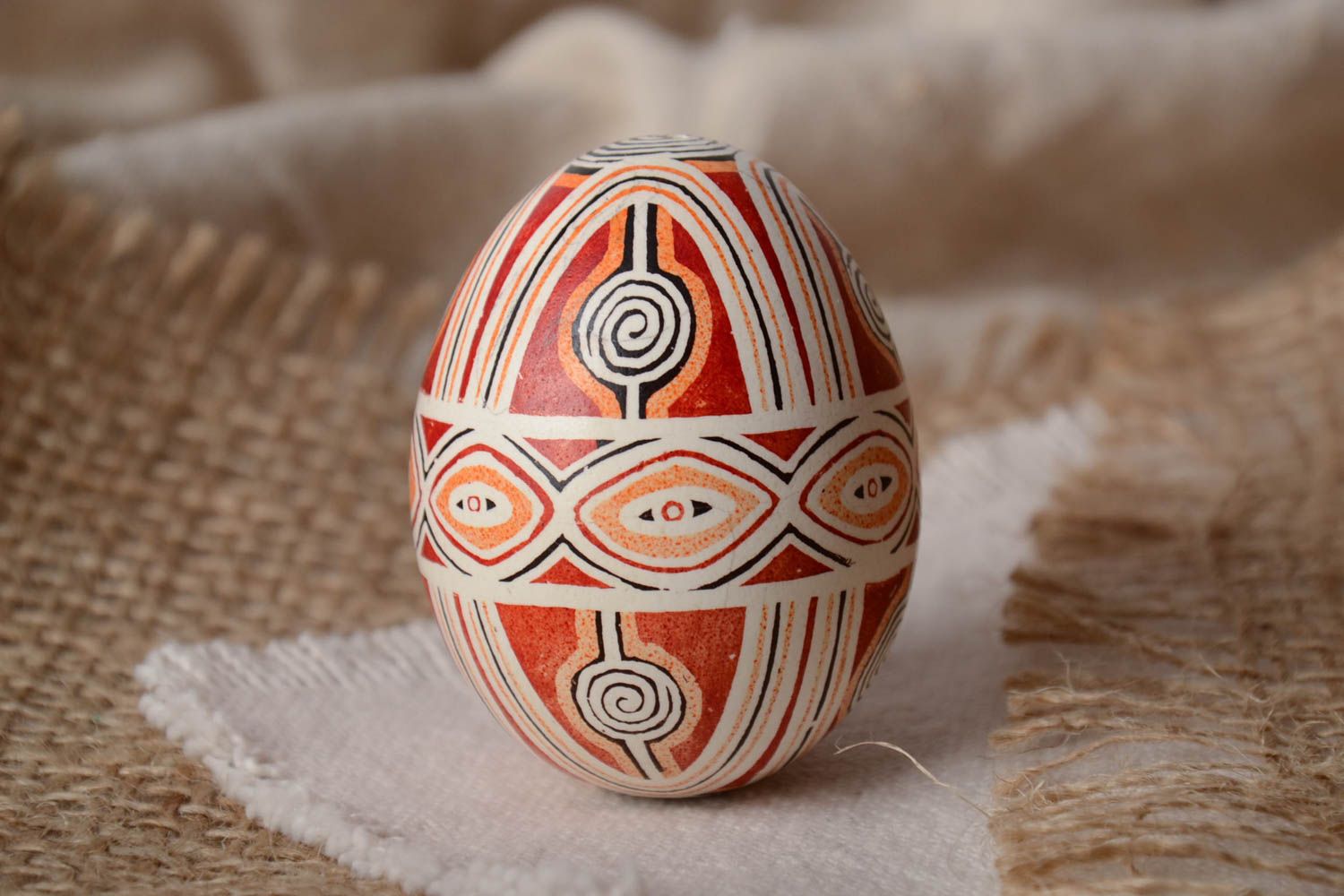 Huevo de Pascua artesanal pintado en estilo étnico foto 1