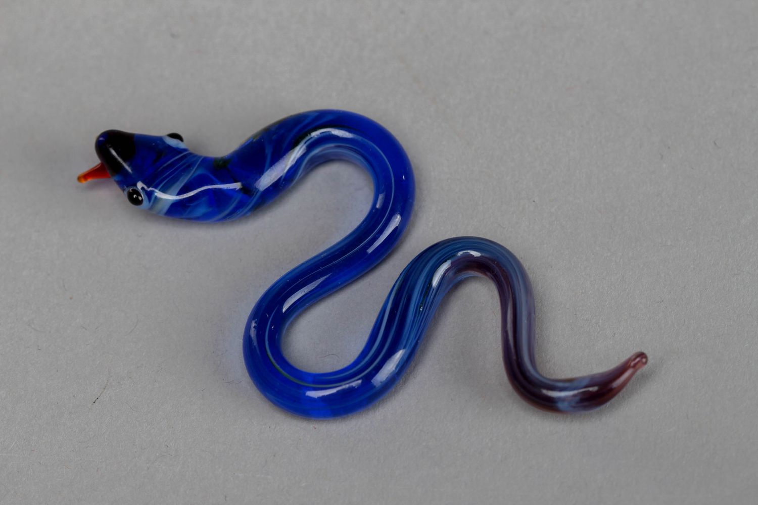 Фигурка из стекла лэмпворк ручной работы Синяя змейка фото 3