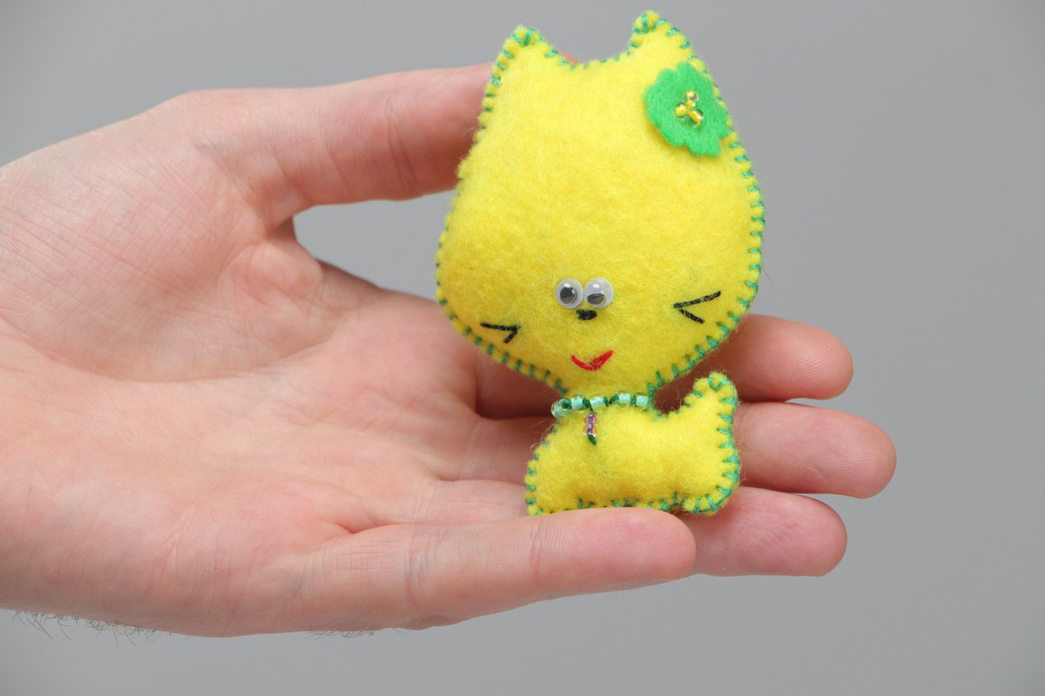 Handmade soft brooch sewn of yellow felt in the shape of kitten for children photo 5