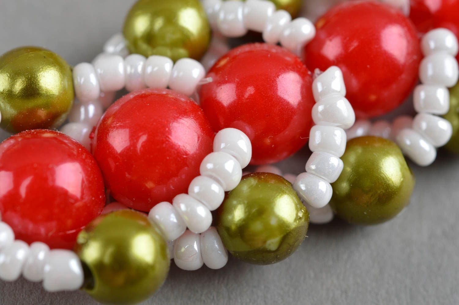 Lange handmade Ohrringe aus Glasperlen in Weiß Grün und Rot für modische Damen foto 5