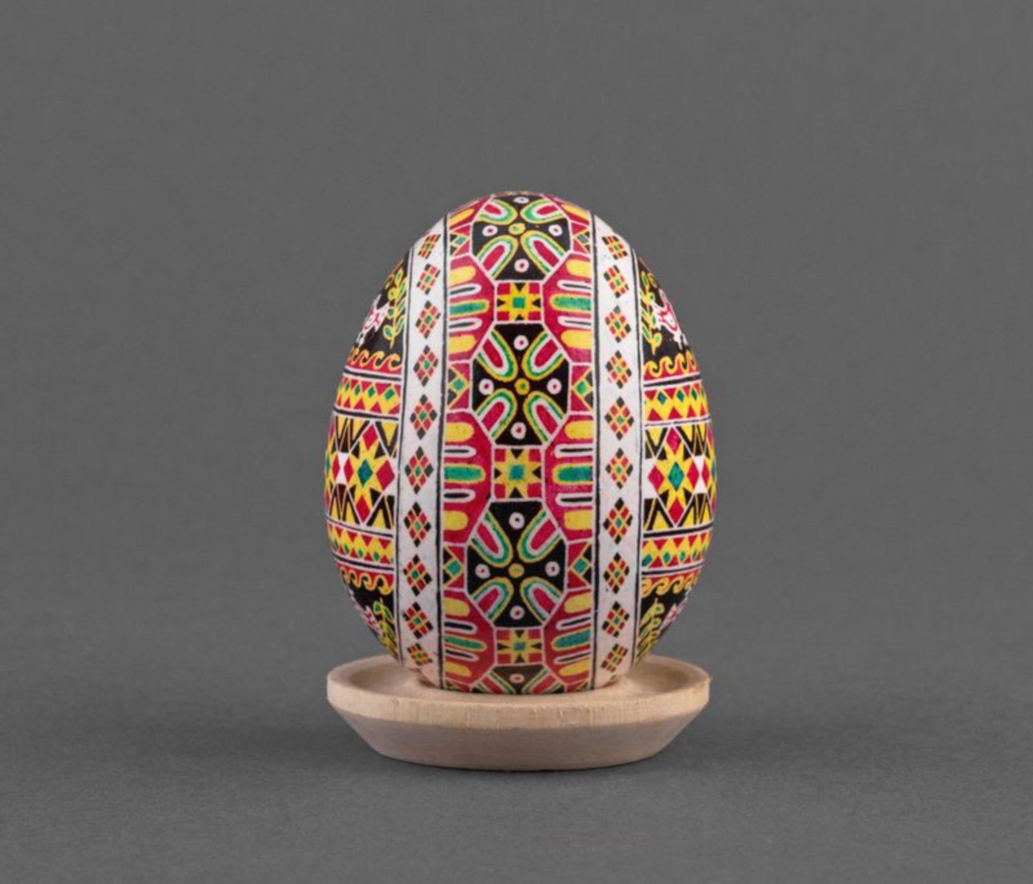 L'uovo di Pasqua dipinto a mano L'uovo ucraino fatto a mano L'uovo decorativo
 foto 2