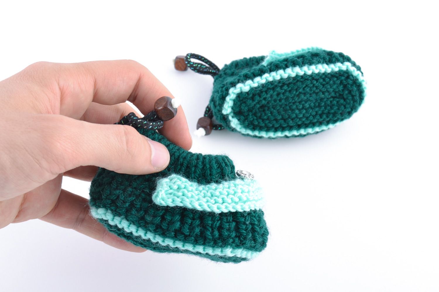 Chaussons bébé tricotés faits main en laine verts pratiques et originaux photo 3