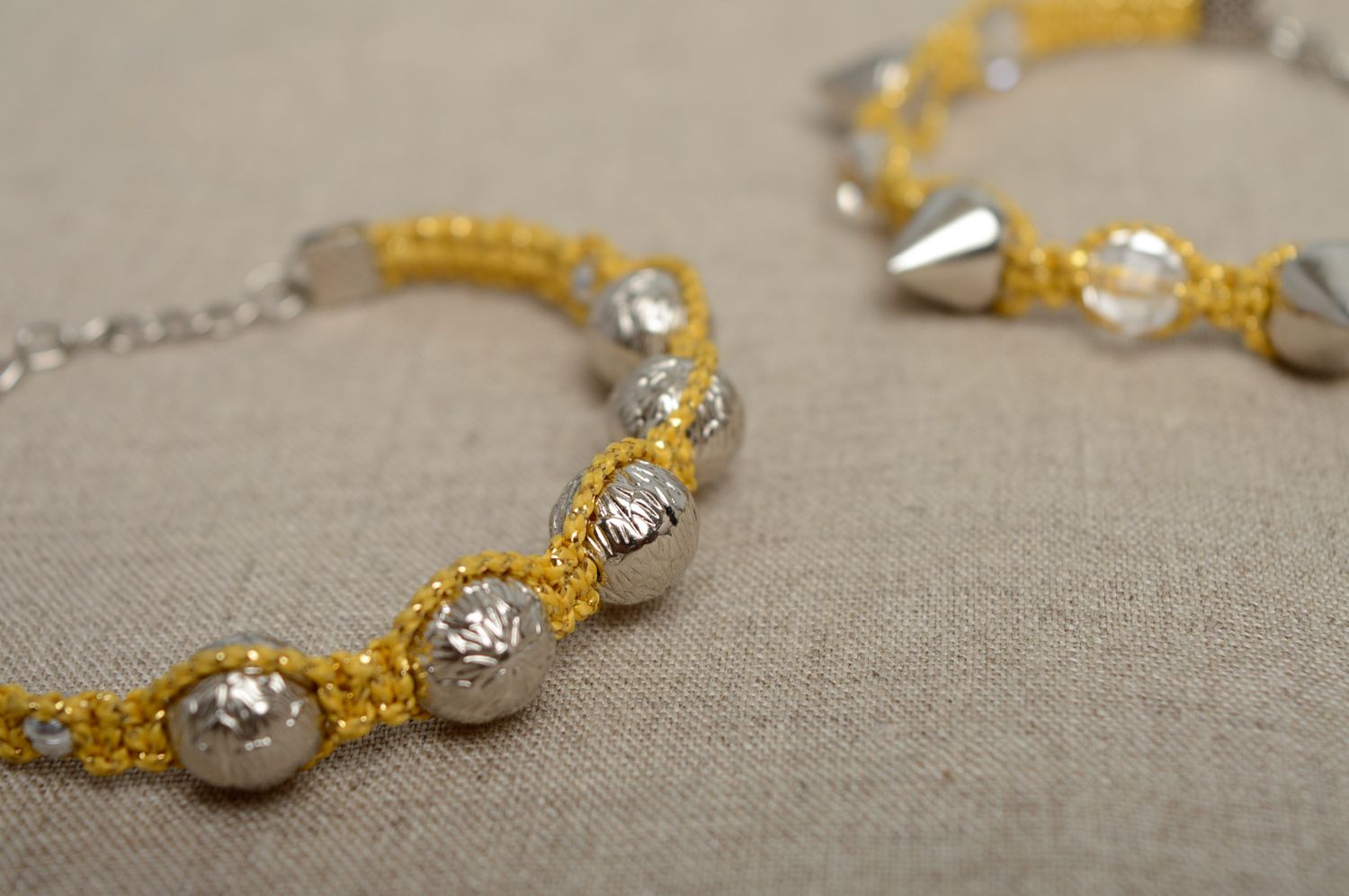 Bracelet en macramé de fil en coton ciré avec perles de bois fleurs fait main photo 5
