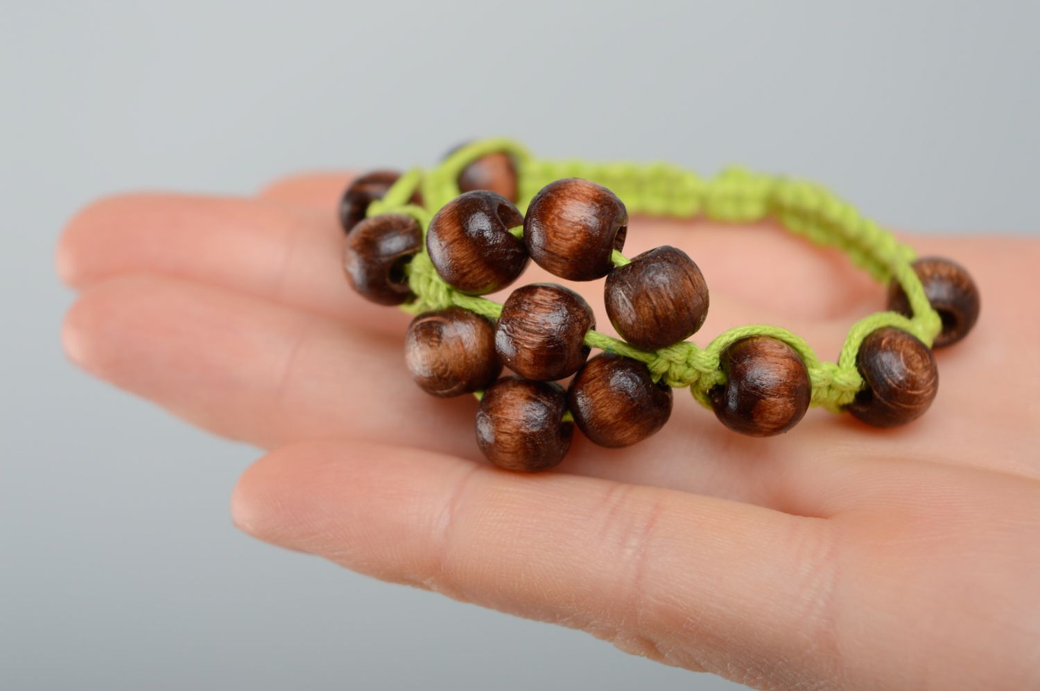 Bracelet en macramé avec perles de bois marron fait main original pour femme photo 3
