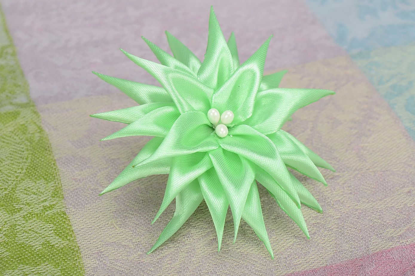 Grüner Haargummi mit Blume aus Seide foto 5