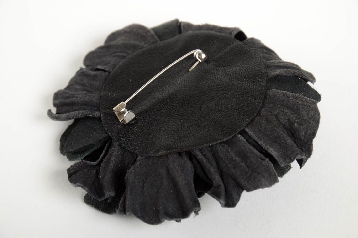 Broche fantaisie Bijou fait main en cuir naturel noire Accessoire femme photo 4