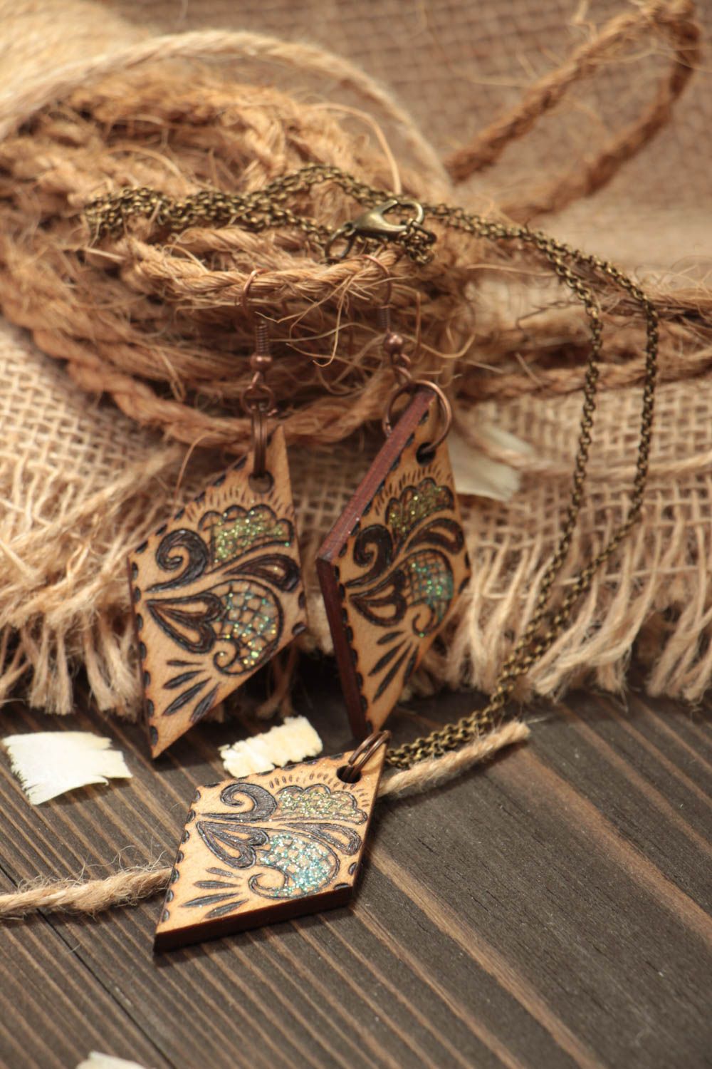 Модные серьги и кулон из дерева ручной работы деревянные украшения с выжыганием фото 1