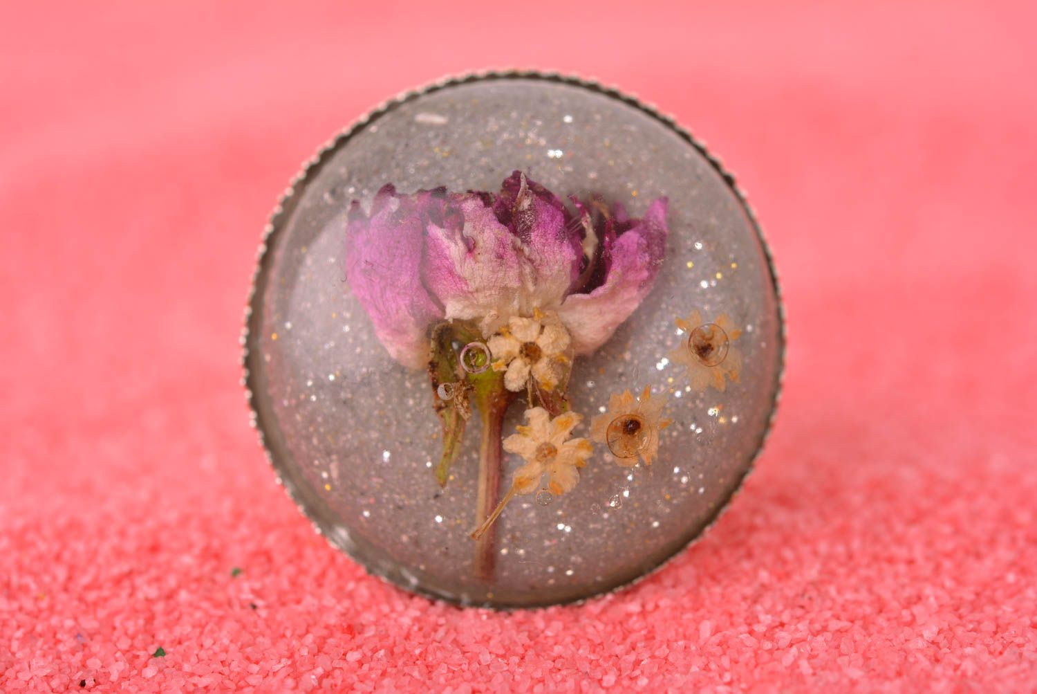 Кольцо ручной работы кольцо из эпоксидной смолы женское кольцо с розой и бузиной фото 2