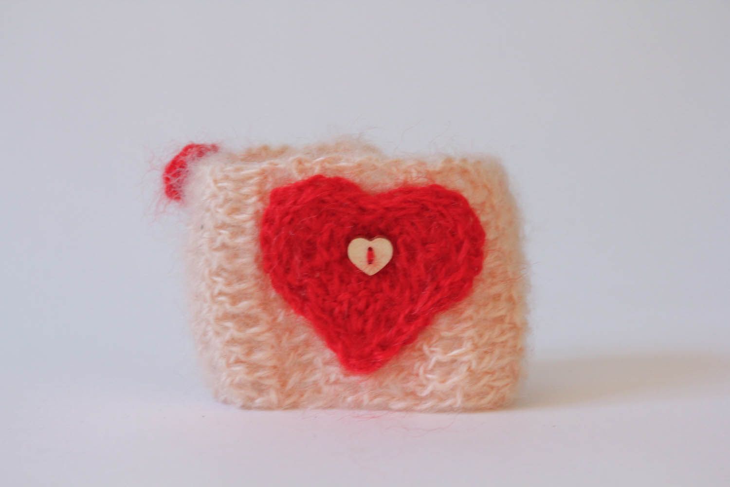 Copritazza all'uncinetto fatto a mano fodera a maglia per tazza cuore rosso foto 1