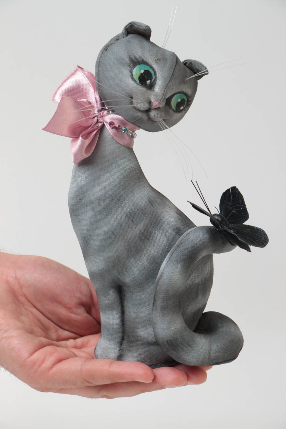 Figurine décorative en textile faite main originale Chatte grise avec noeud rose photo 5