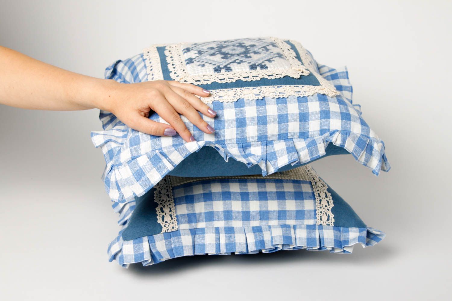 Подушка на диван подарок ручной работы нежно голубая декоративная подушка фото 2