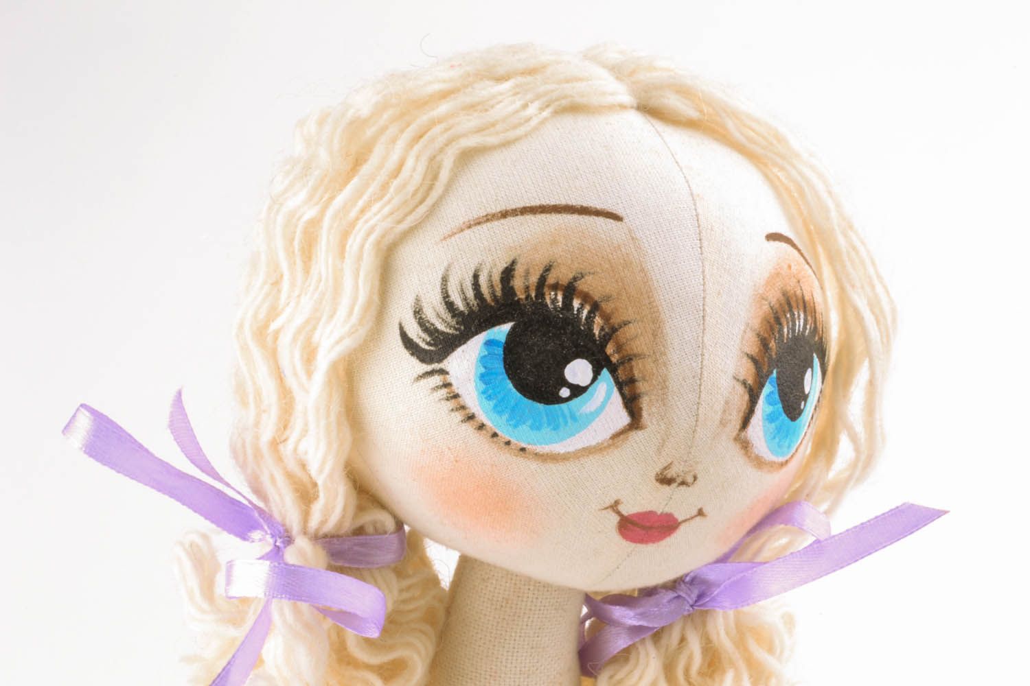 Künstlerische Puppe mit blauen Augen foto 2