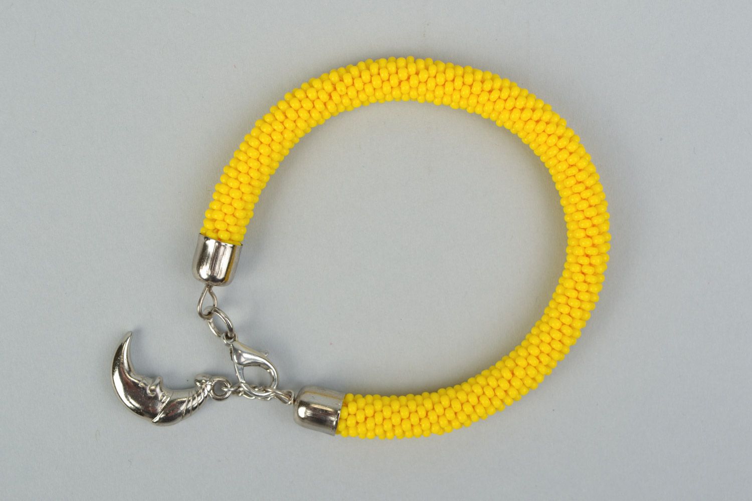Gelbes gehäkeltes handmade Armband aus Glasperlen mit Anhänger für Frauen foto 2