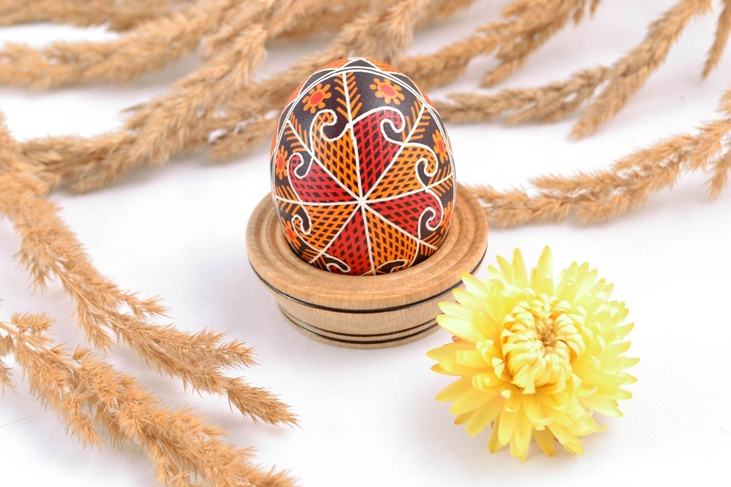 Huevo de Pascua pintado con ornamentos de plantas  foto 1