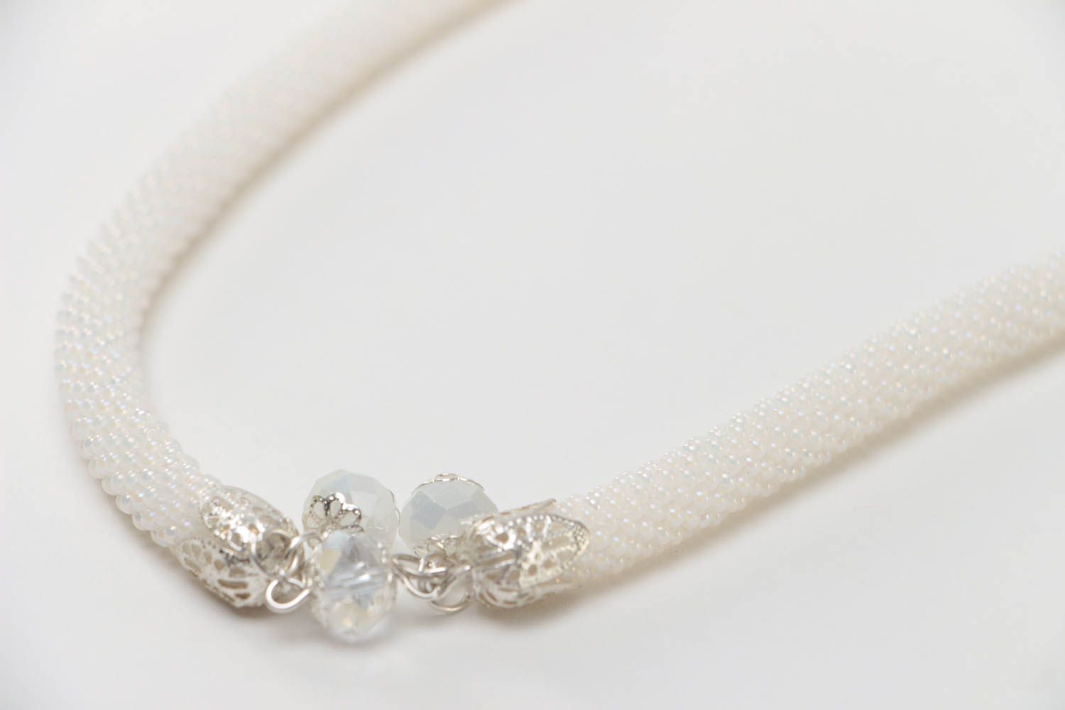 Schönes elegantes weißes dünnes handgemachtes Litze Collier aus Glasperlen foto 4