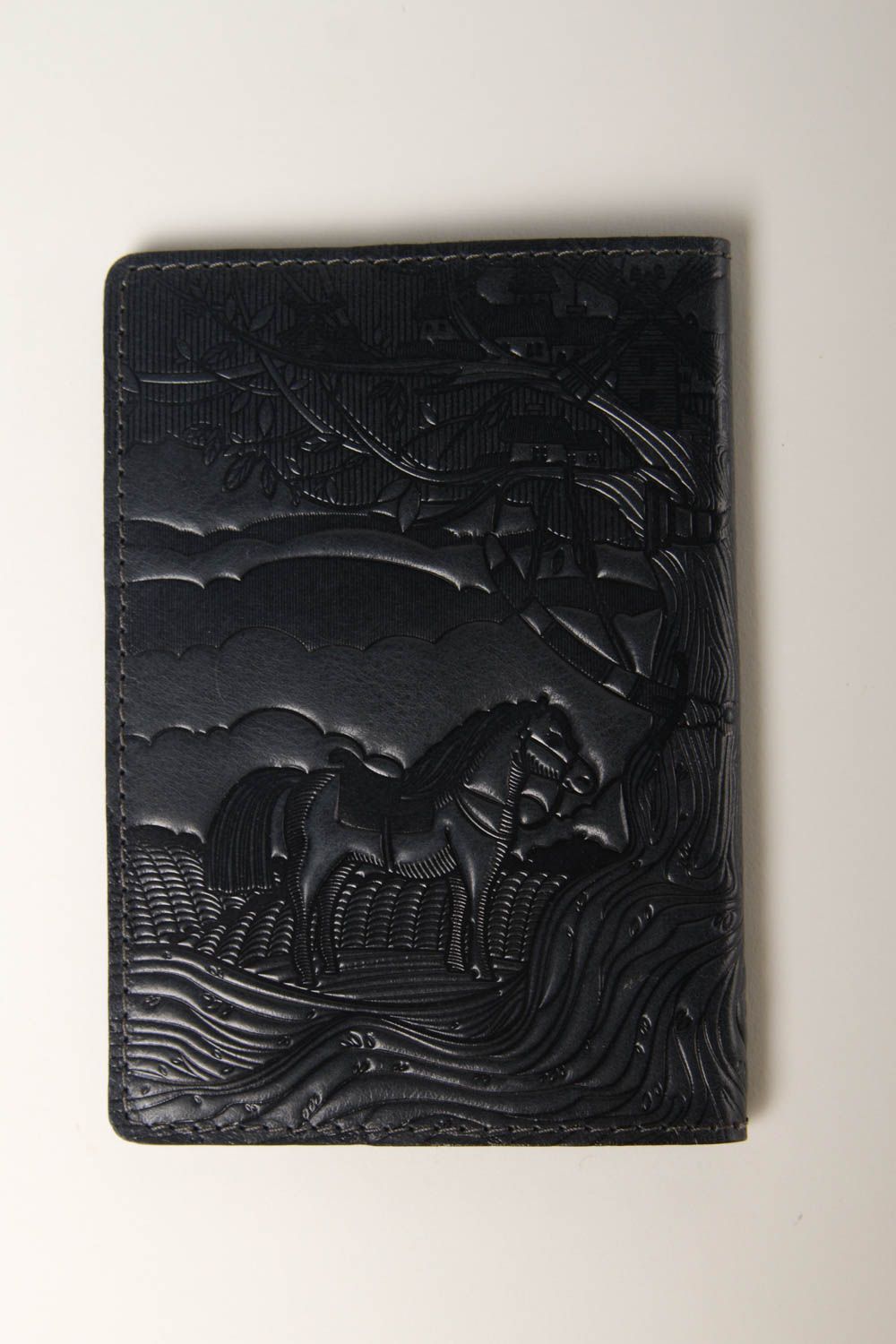 Оригинальный подарок хенд мейд кожаный аксессуар черна обложка на паспорт фото 3
