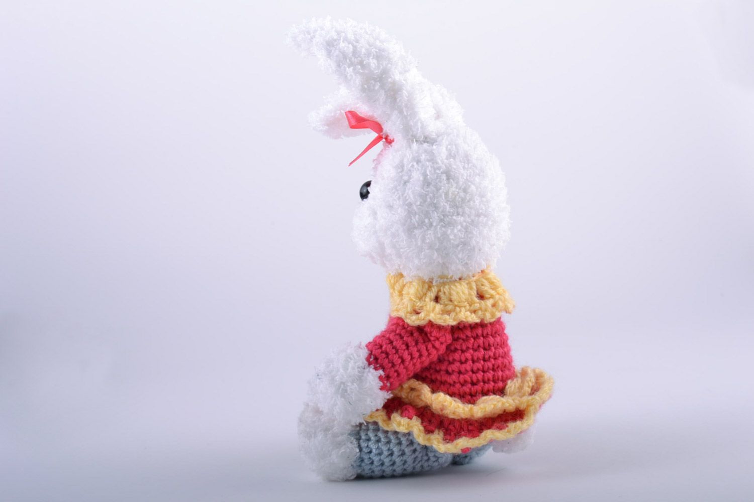 Handgemachtes schönes kuscheliges Spielzeug Hase aus Wollfaden im Kleid für Kinder foto 5