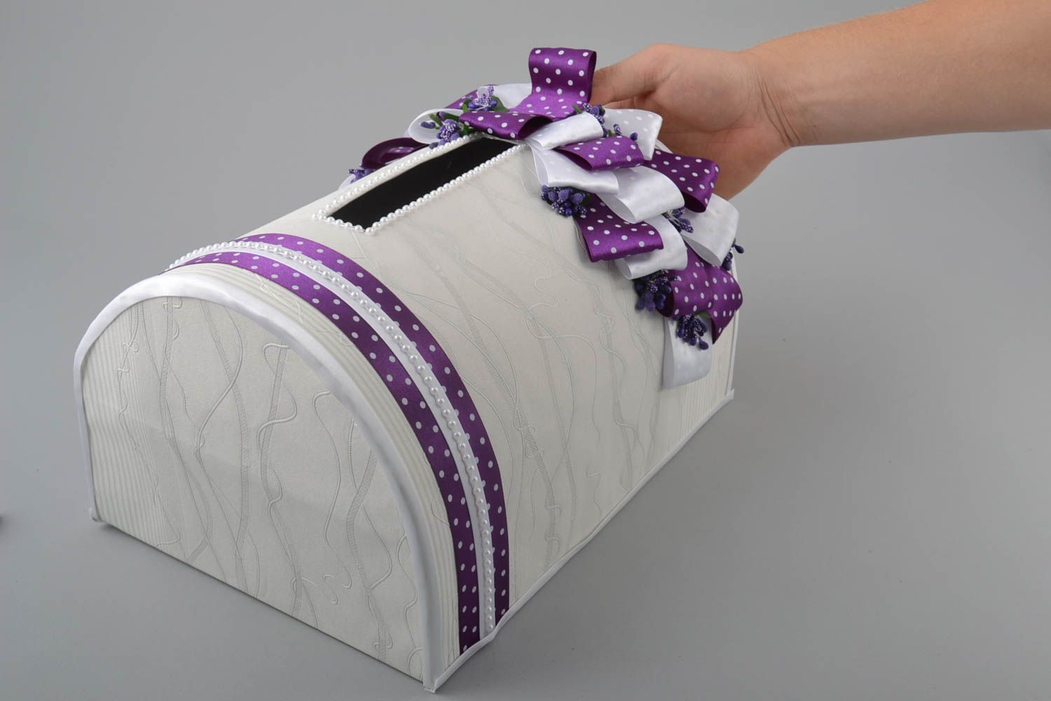 Свадебная коробка для конвертов из картона с атласными лентами ручной работы  фото 4