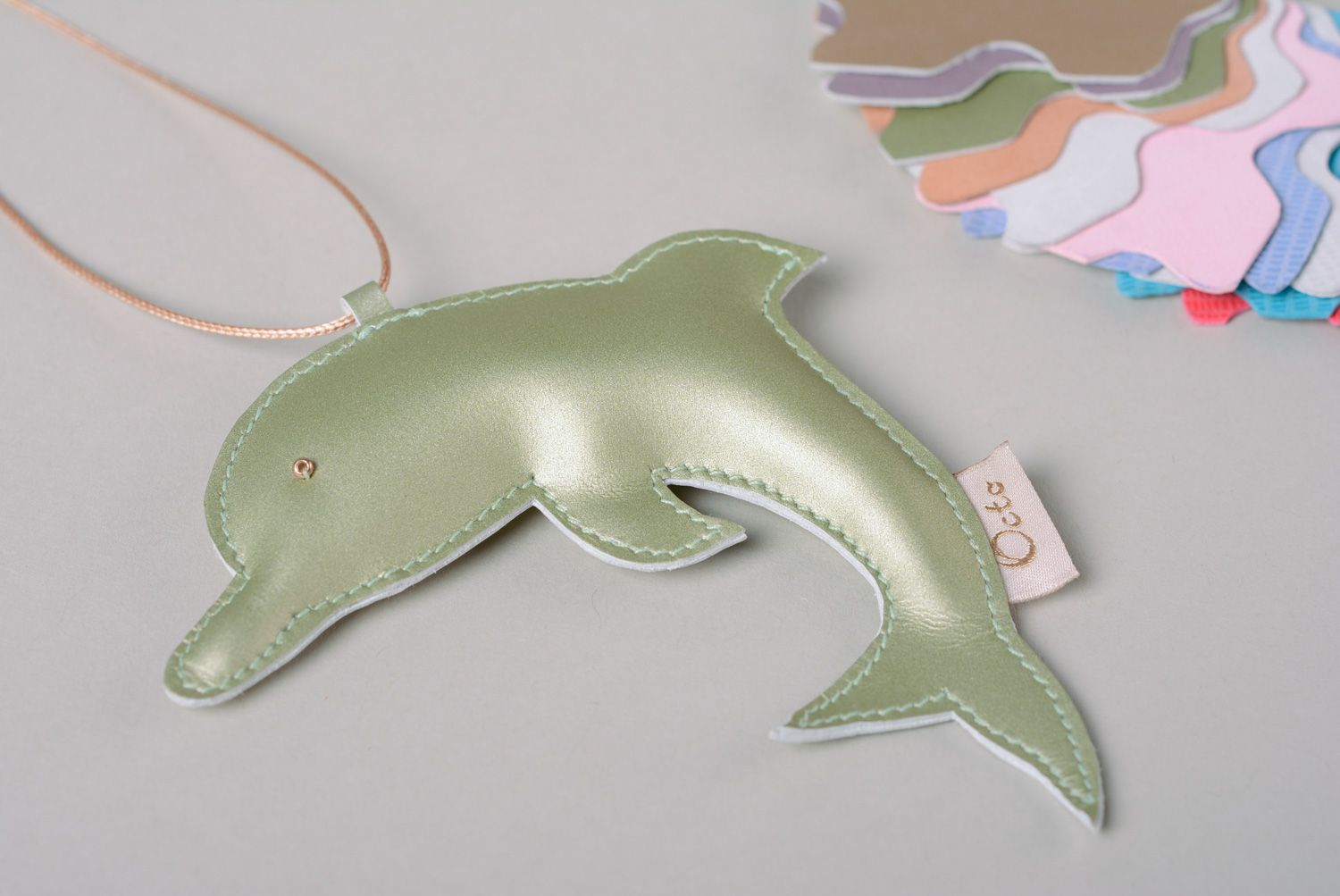 Colgante para bolsos de cuero con forma de delfín hecho a mano  foto 5
