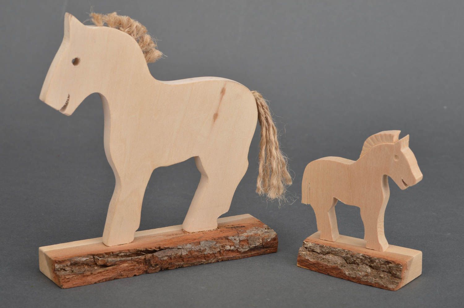 Holz Pferde handmade Wohnzimmer Deko Spielsachen für Kinder Set 2 Stück schön foto 2