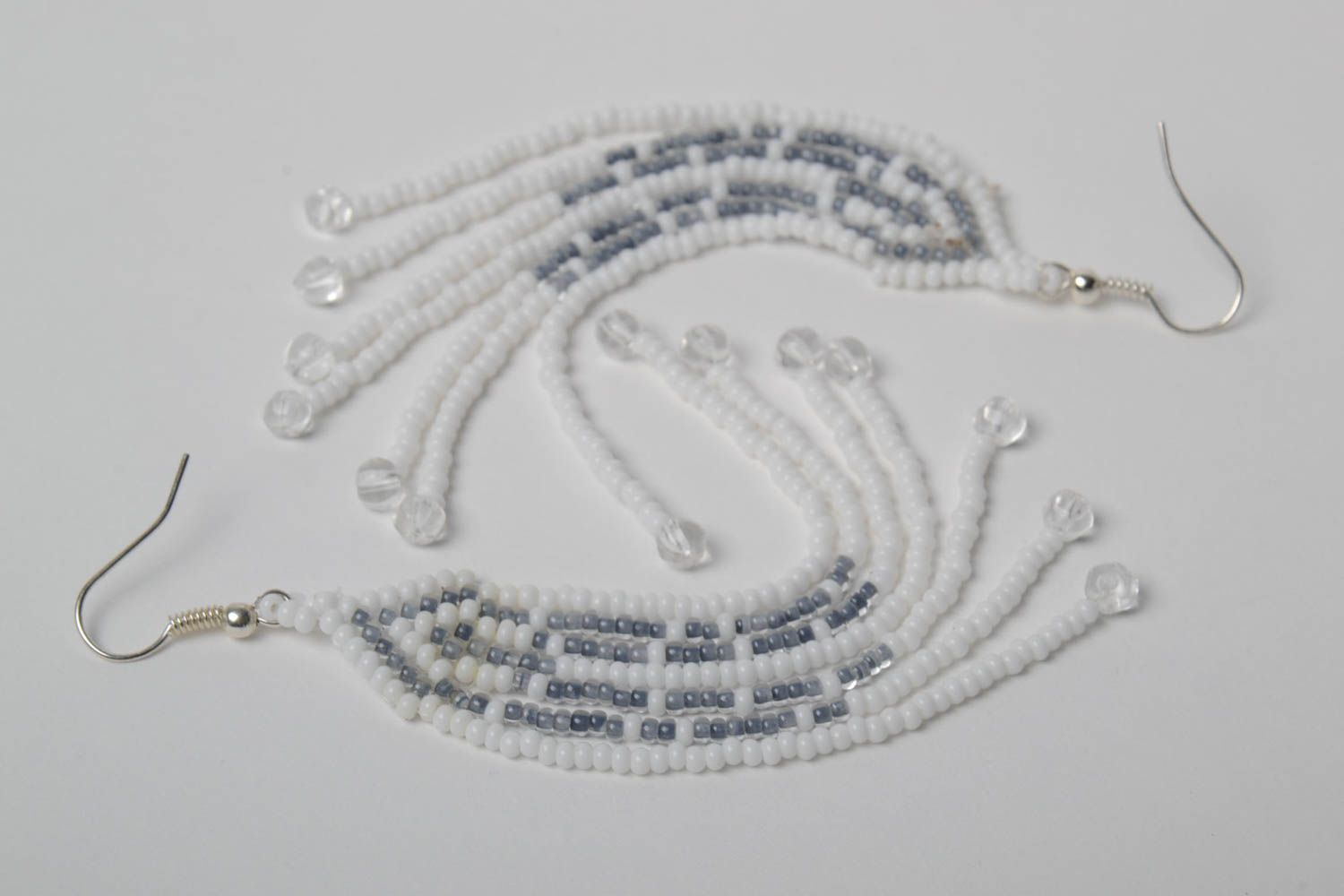 Длинные серьги из бисера белые ручной работы с бахромой украшение для девушки  фото 4