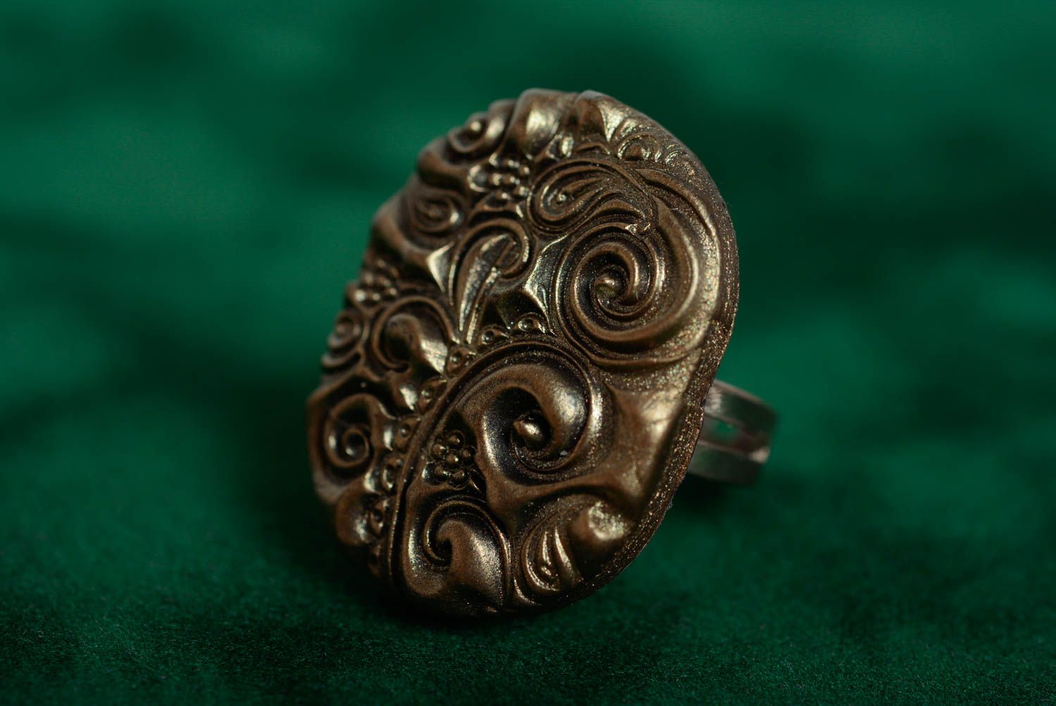 Massiver handgemachter ovaler Ring aus Polymerton mit Muster in Braun stilvoll foto 3