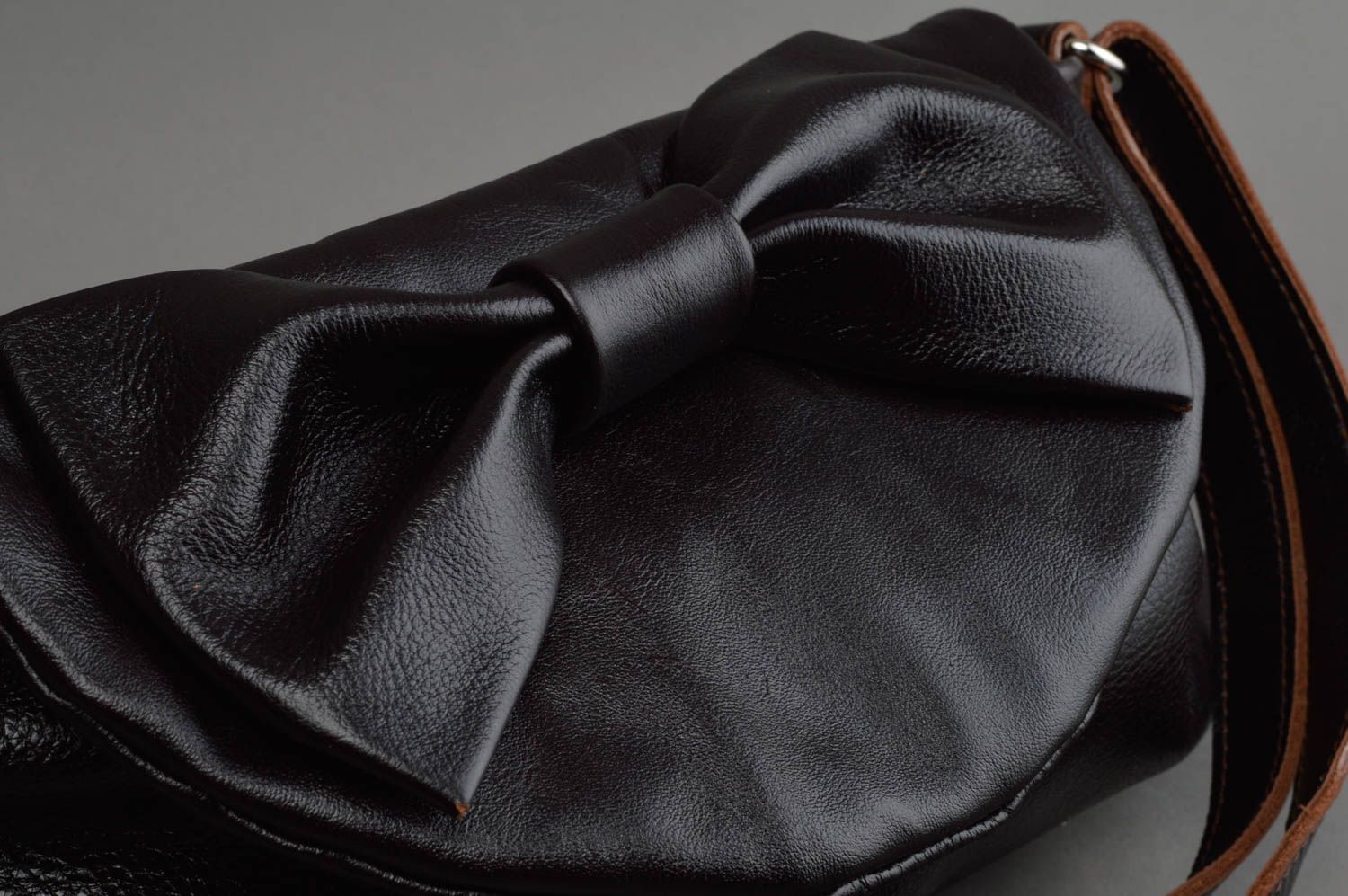 Schöne schwarze stilvolle Damen handmade Tasche mit langem Riemen grell toll foto 2