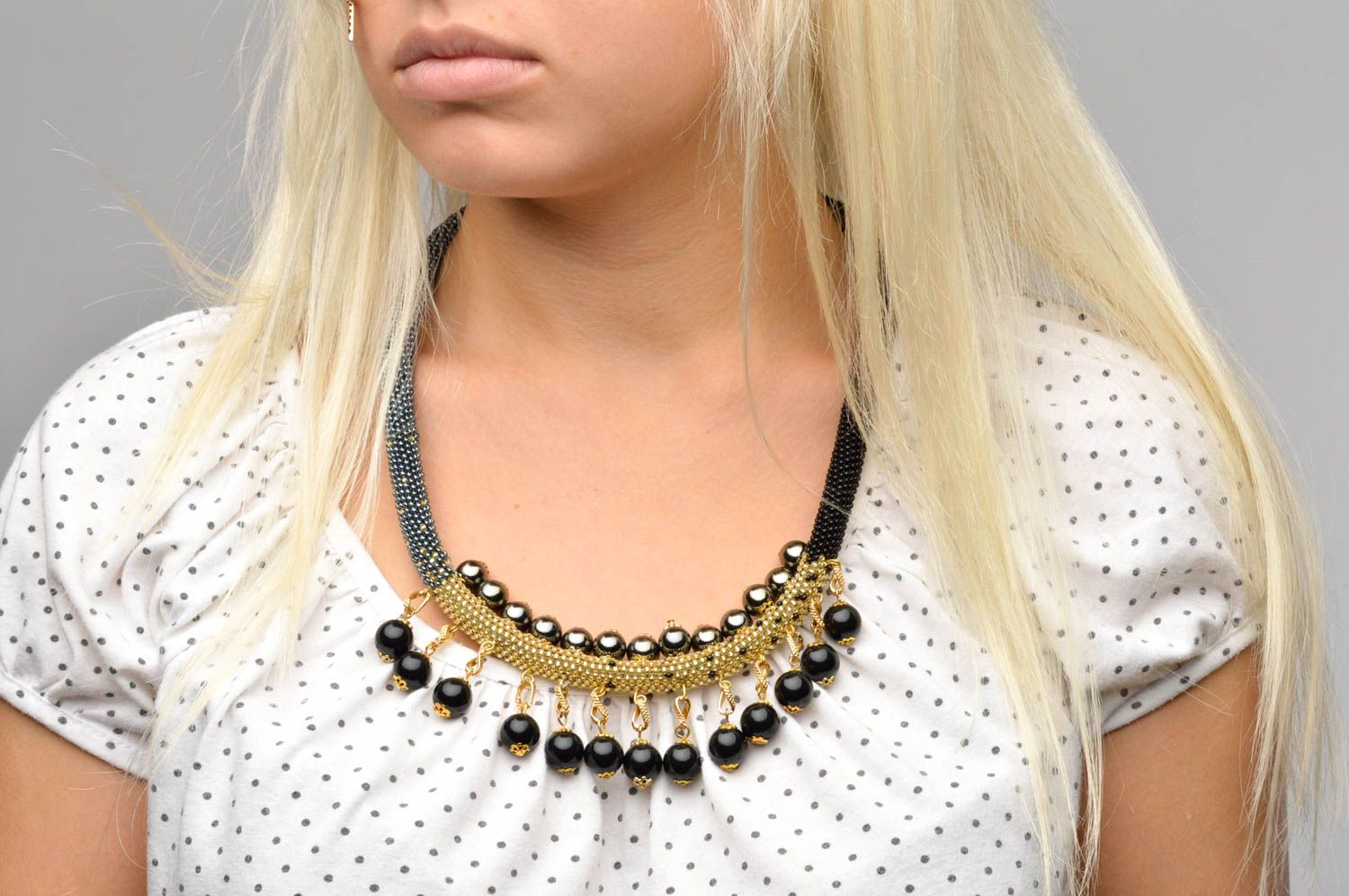 Collana di perline fatta a mano bigiotteria da donna in colore nero d oro foto 3