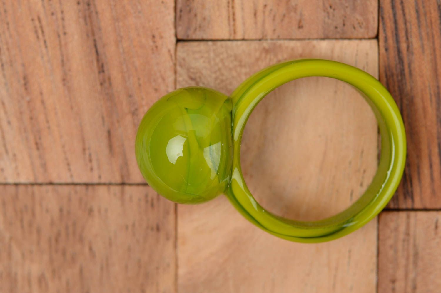 Кольцо ручной работы изделие из стекла зеленое украшение ручной работы фото 3
