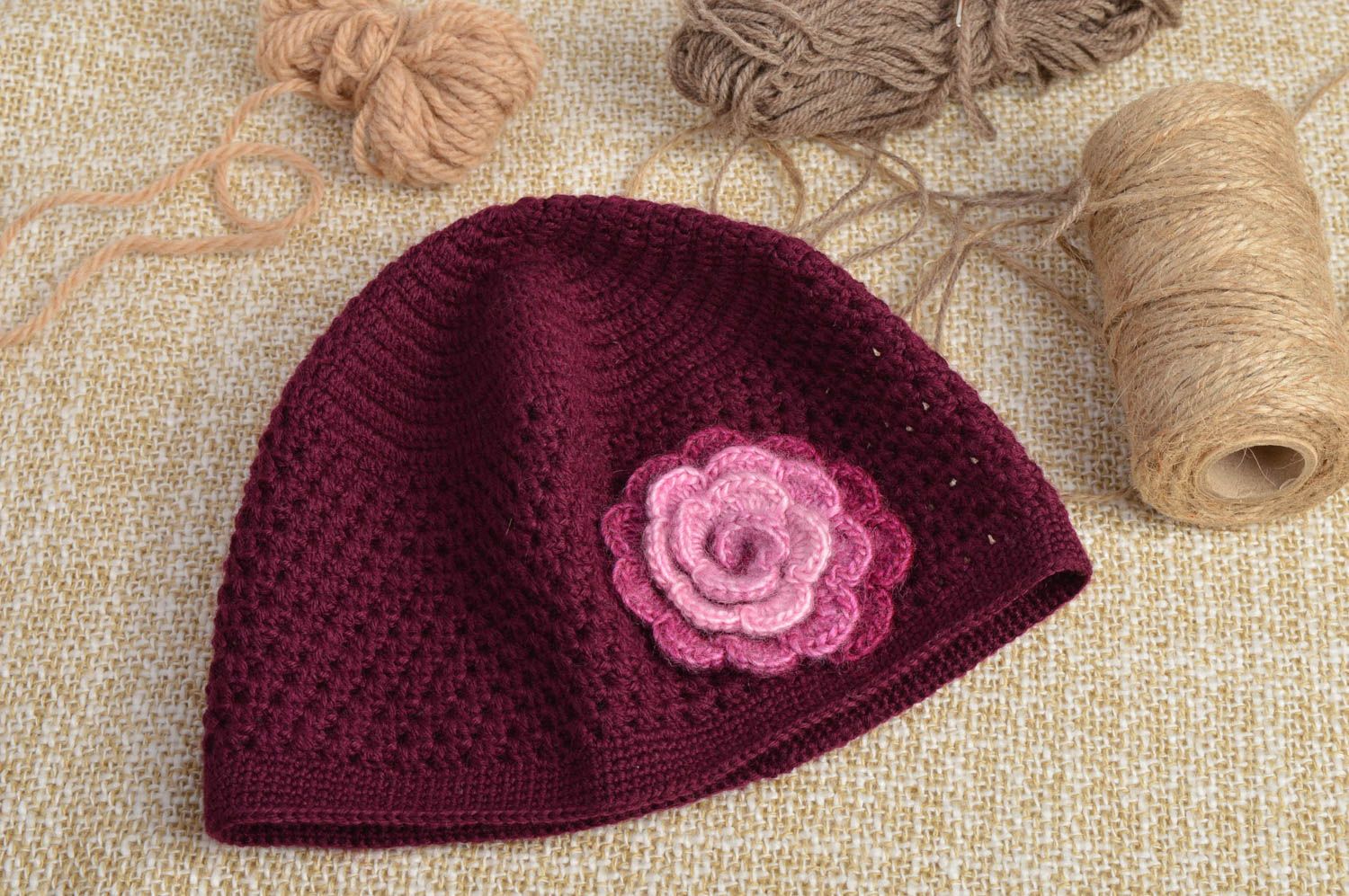 Bonnet tricot fait main Chapeau au crochet bordeaux avec fleur Vêtement fille photo 1