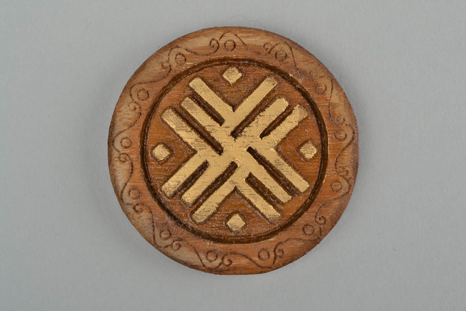 Slawisches rundes künstlerisches Amulett aus Holz Wanderer originelles Geschenk foto 3