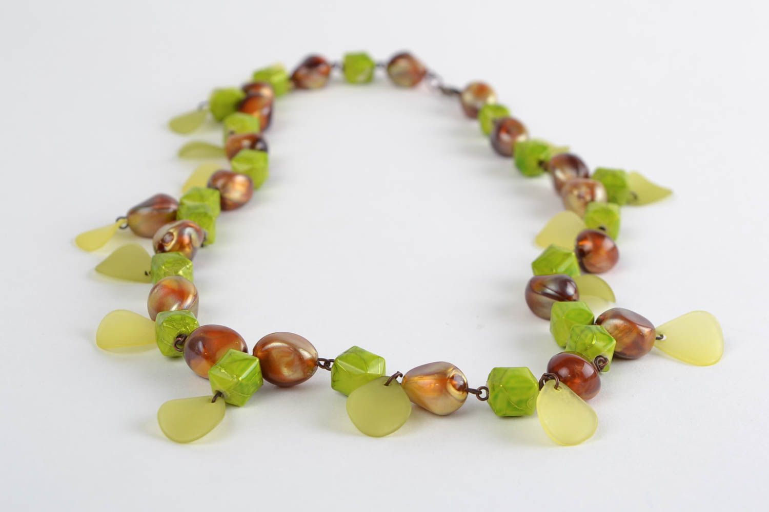 Collier fait main design original en perles acryliques vertes et brunes photo 1