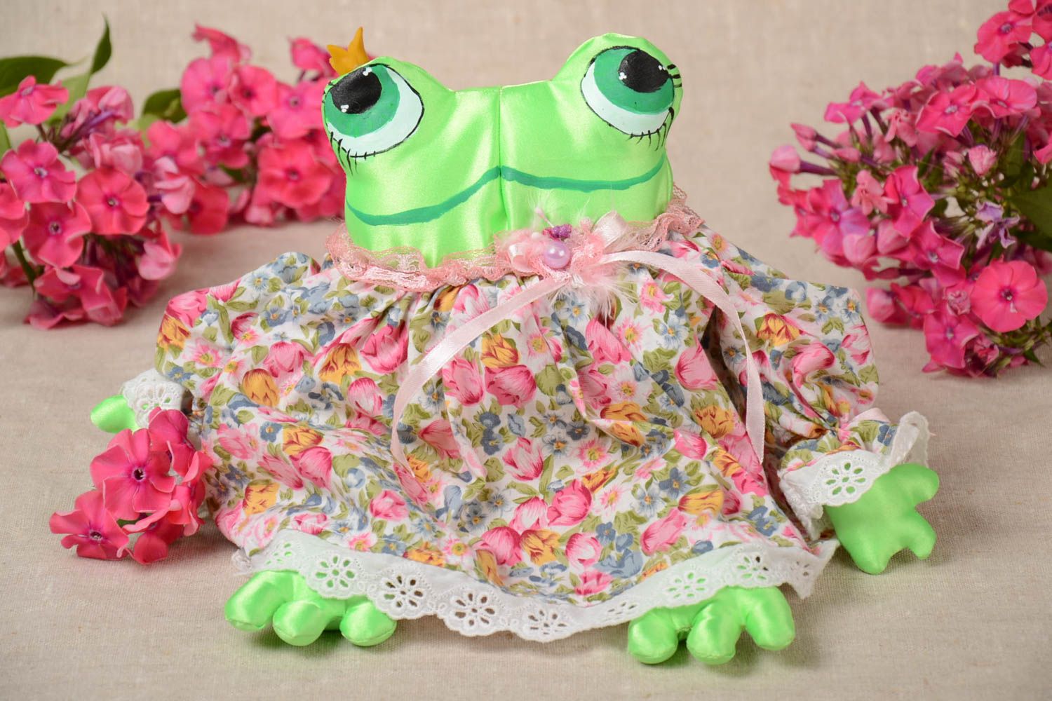 Игрушка лягушка мягкая в платье разноцветная небольшая оригинальная хэнд мейд фото 1