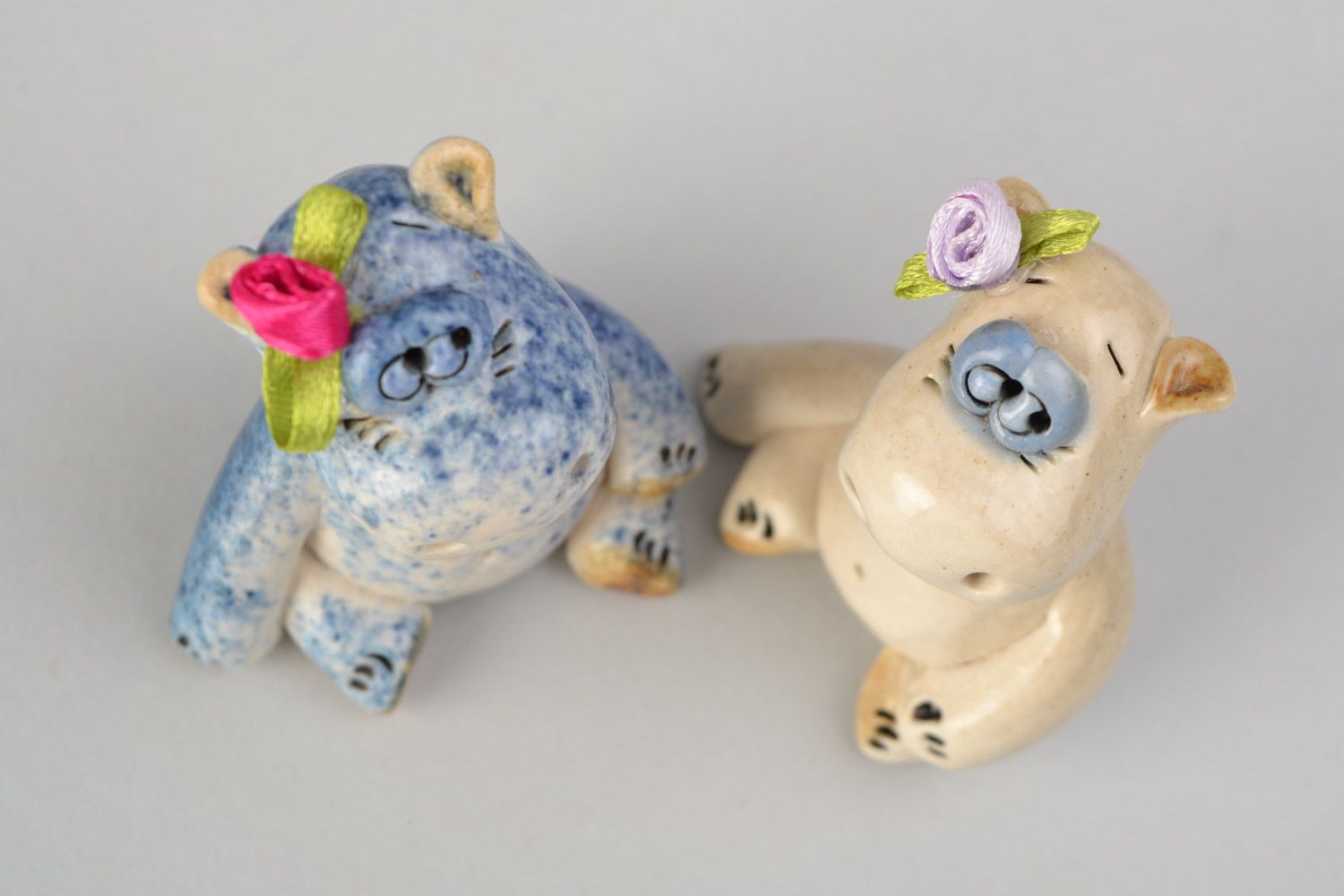 Petites figurines en céramique peintes blanche et bleue faites main hippos photo 3