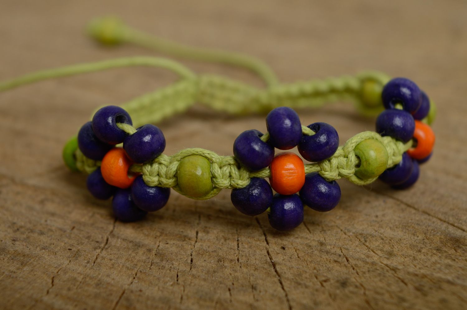 Bracelet en cordon tressé étroit multicolore avec perles en bois en macramé  photo 1
