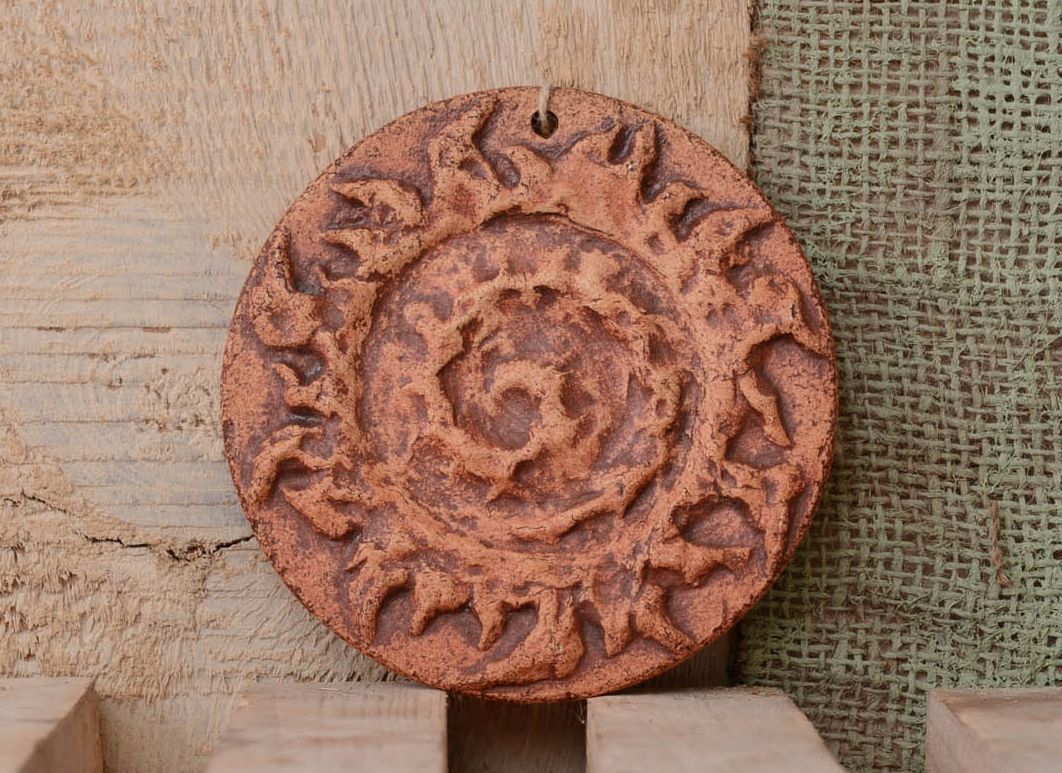 Prato decorativo talismã eslavo feito à mão de argila para decoração do interior em estilo étnico Espiral foto 1