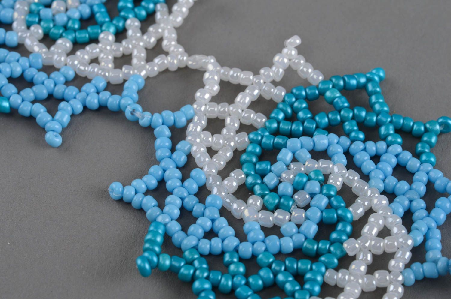 Handmade geflochtenes Designer Collier aus Glasperlen in Blau und Weiß für Damen foto 5