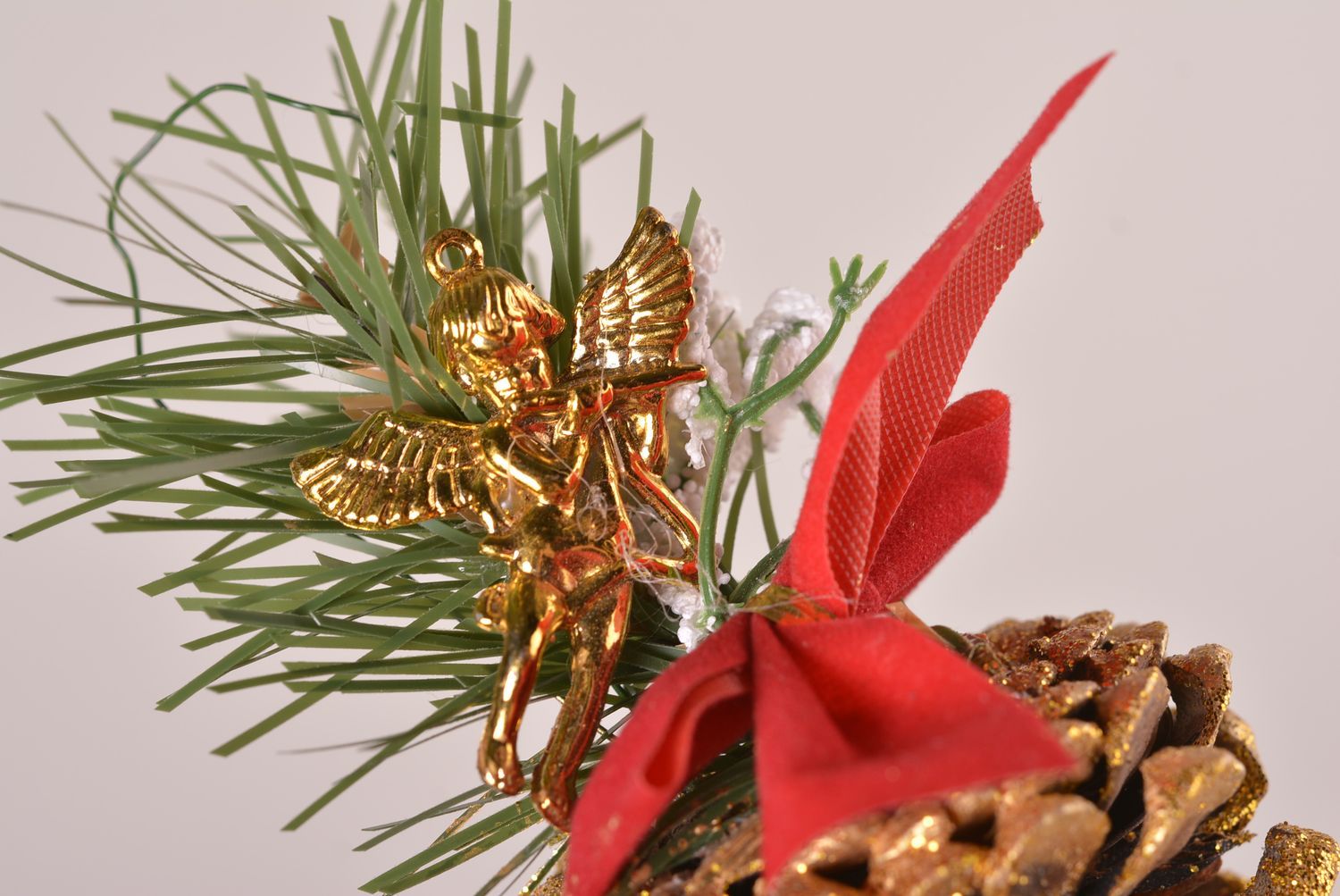 Игрушка на елку ручной работы декор для дома новогоднее украшение шишка с бантом фото 4