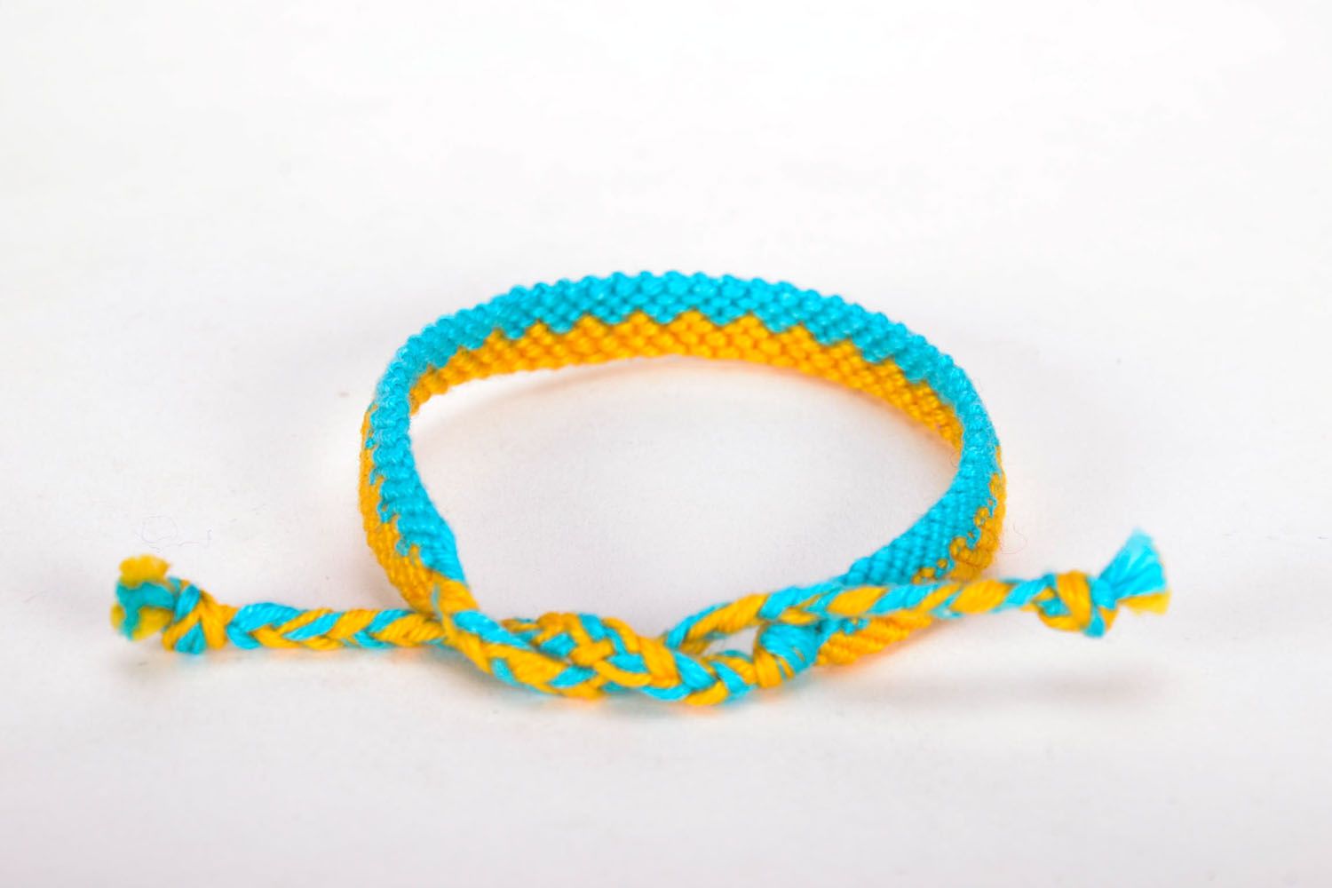 Bracelet tressé en fils jaunes et bleus photo 4
